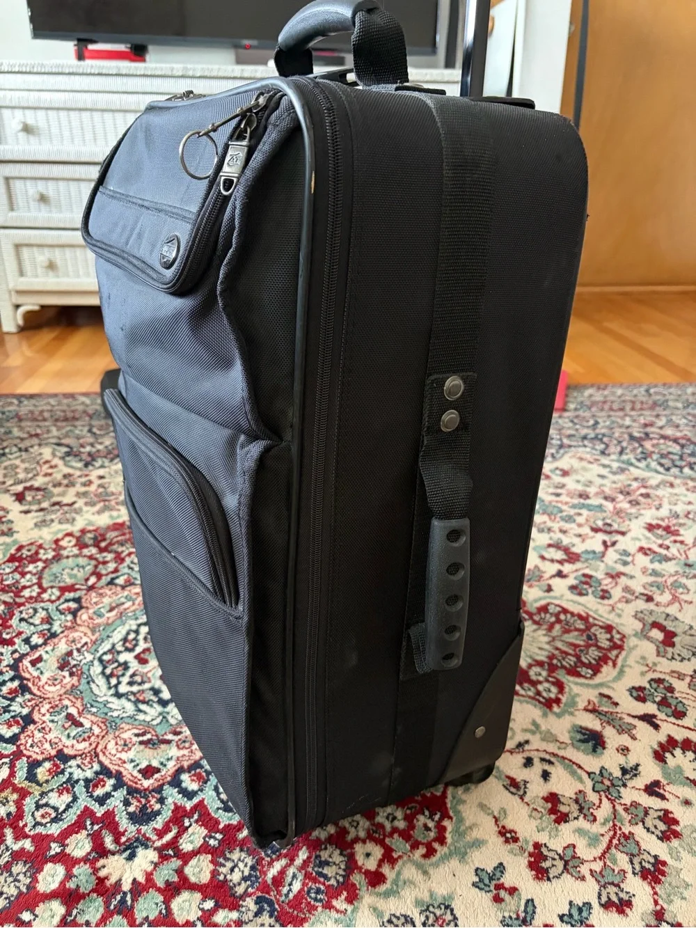 American Tourister Black Softside Spinner with Front Organizer Pockets